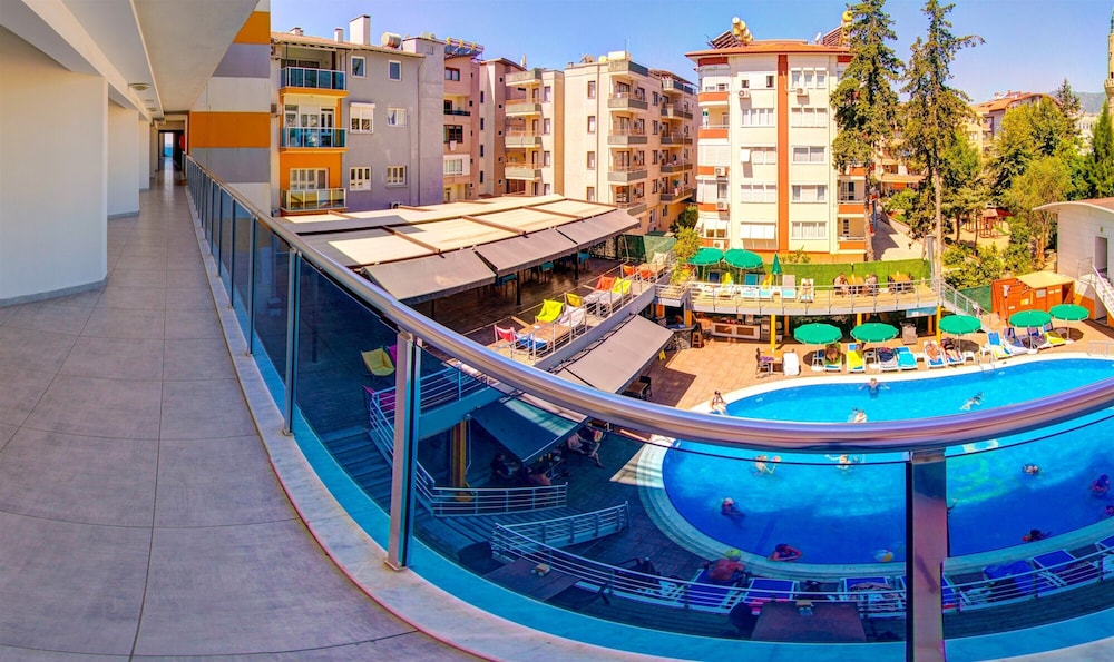 Arsi Enfi City Beach Hotel — Swimming pool in Alanya