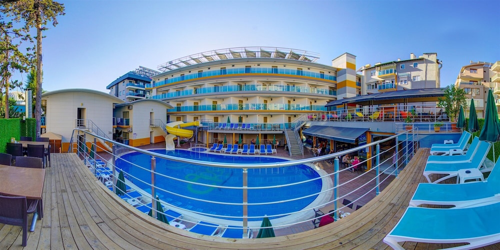 Arsi Enfi City Beach Hotel — Swimming pool in Alanya