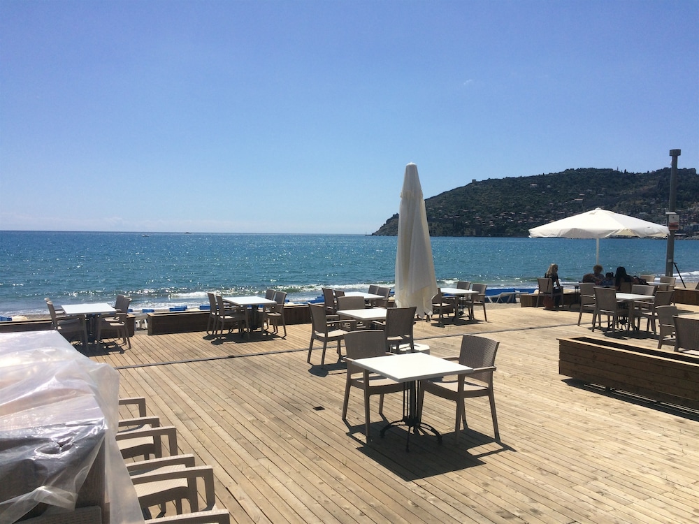 Arsi Enfi City Beach Hotel — Restaurant & bars in Alanya
