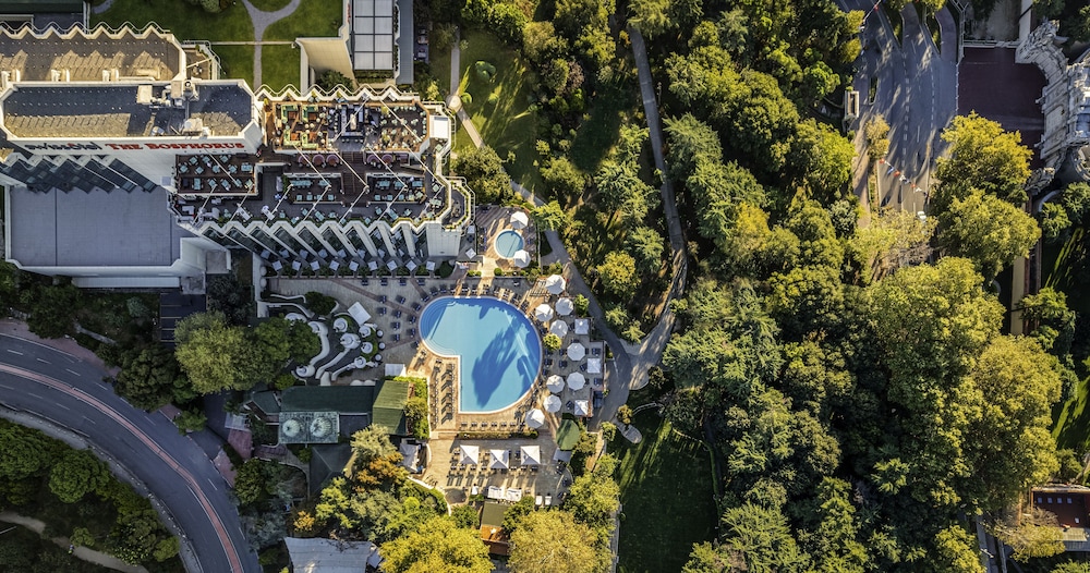 Swissotel The Bosphorus Istanbul — Swimming pool in Istanbul, Istanbul