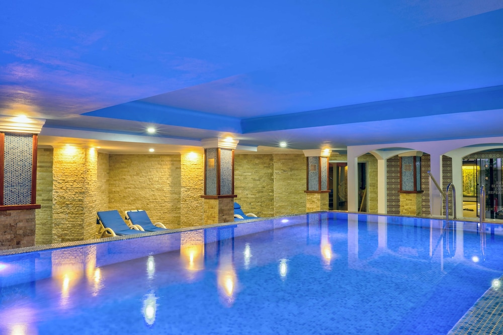 Taç Premier Hotel & Spa — Swimming pool in Alanya
