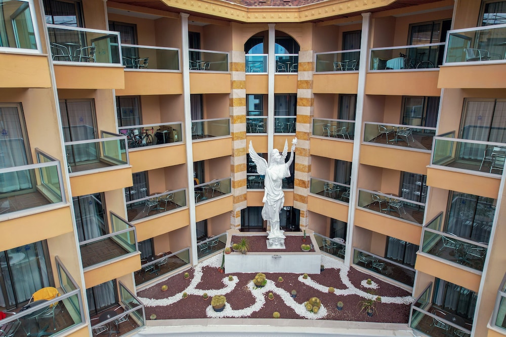 Taç Premier Hotel & Spa — Hotel building in Alanya
