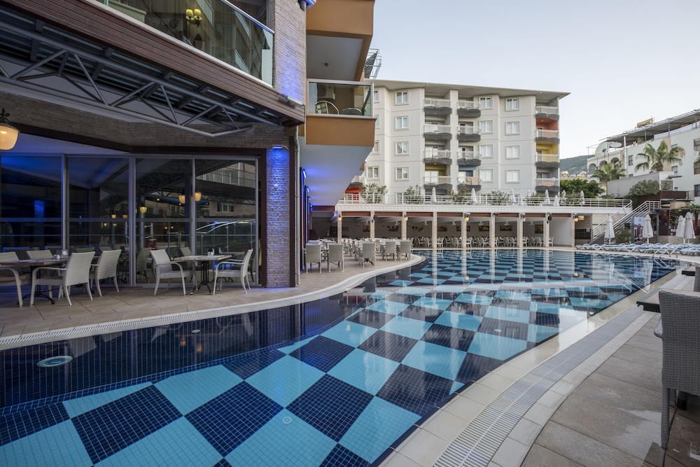 Taç Premier Hotel & Spa — Swimming pool in Alanya