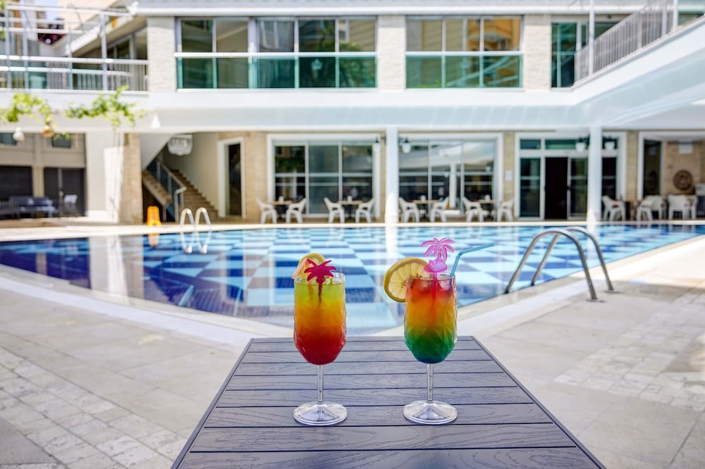 Taç Premier Hotel & Spa — Swimming pool in Alanya