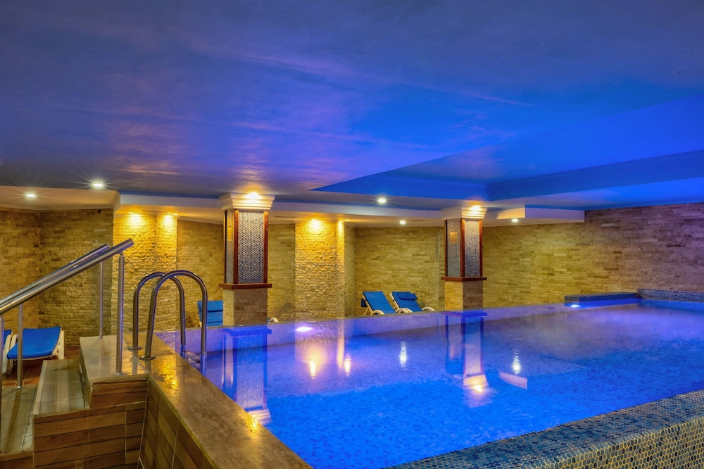 Taç Premier Hotel & Spa — Swimming pool in Alanya