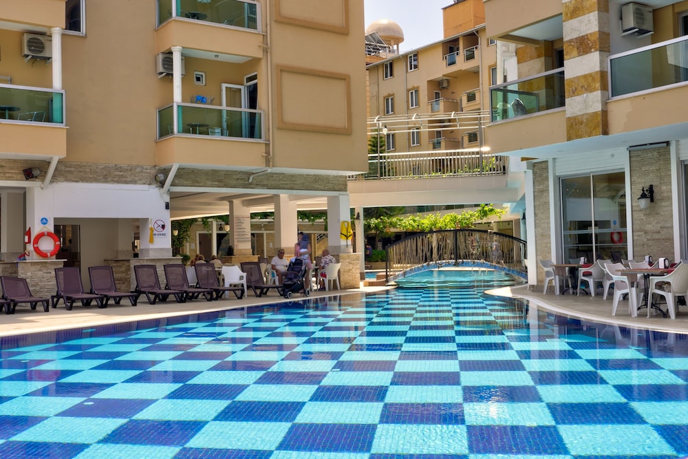 Taç Premier Hotel & Spa — Swimming pool in Alanya