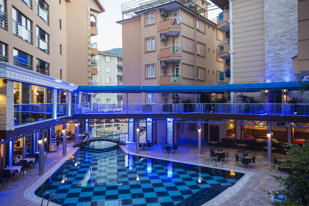 Taç Premier Hotel & Spa — Swimming pool in Alanya
