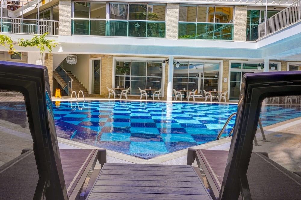 Taç Premier Hotel & Spa — Swimming pool in Alanya