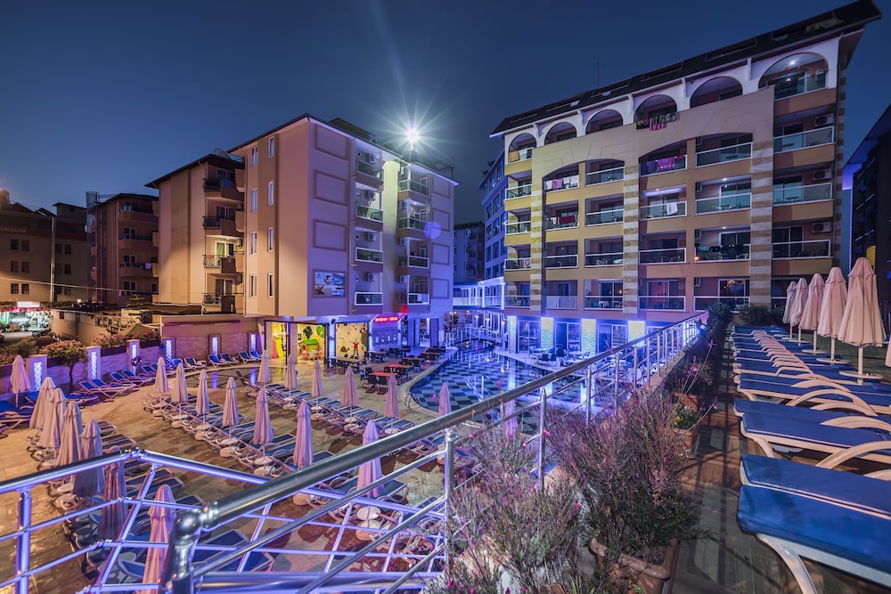 Taç Premier Hotel & Spa — Swimming pool in Alanya
