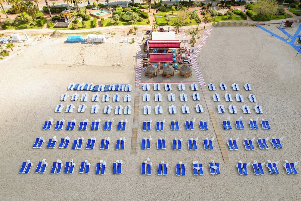 Taç Premier Hotel & Spa — Beach in Alanya