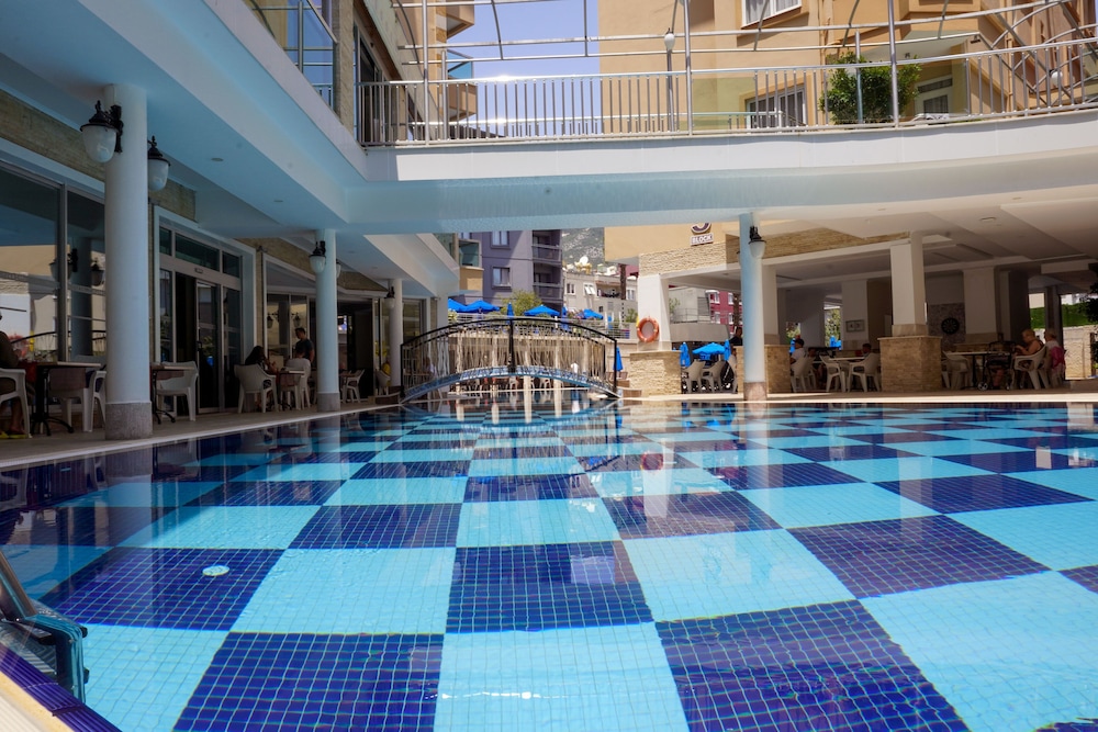 Taç Premier Hotel & Spa — Swimming pool in Alanya