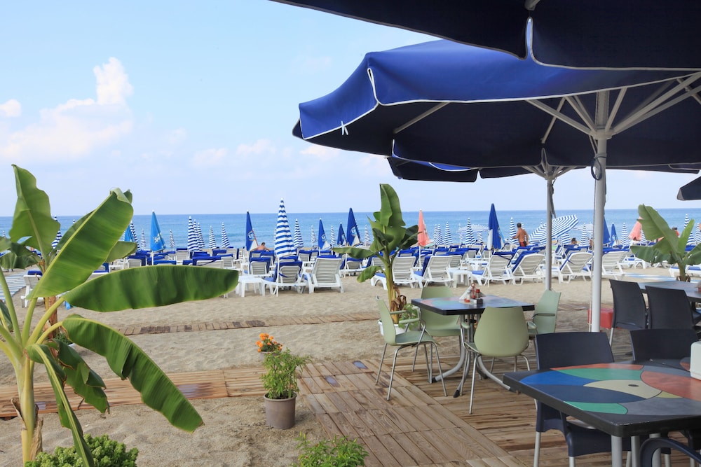 Taç Premier Hotel & Spa — Beach in Alanya