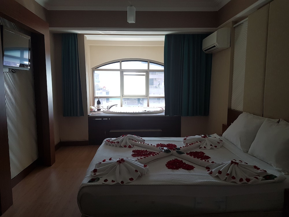 Taç Premier Hotel & Spa — Hotel rooms in Alanya