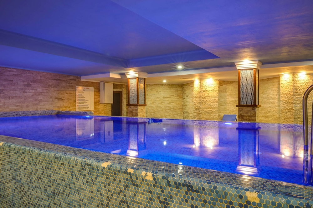 Taç Premier Hotel & Spa — Swimming pool in Alanya