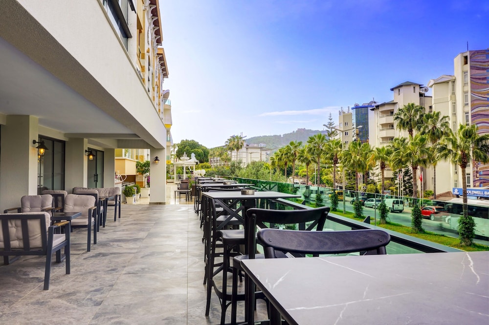 Taç Premier Hotel & Spa — Restaurant & bars in Alanya