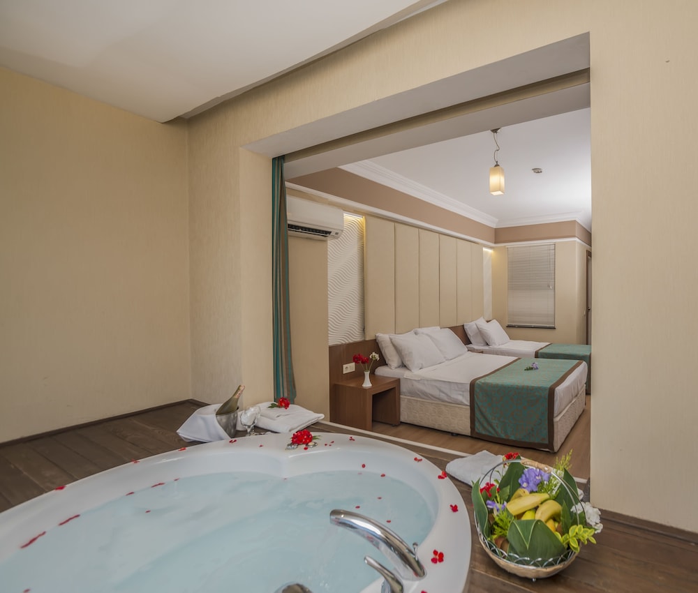 Taç Premier Hotel & Spa — Hotel rooms in Alanya