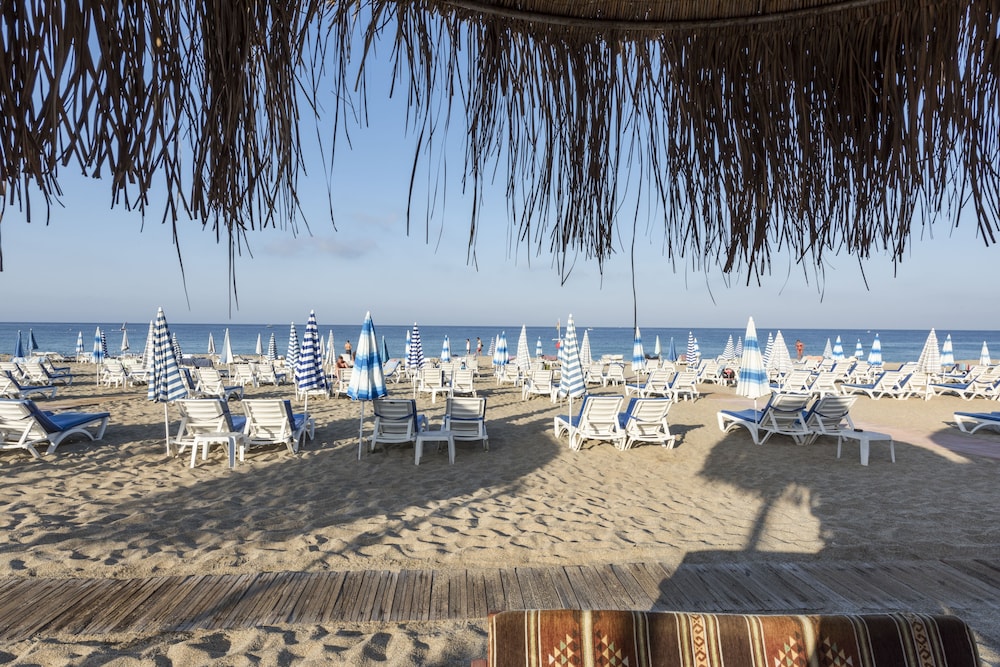 Taç Premier Hotel & Spa — Beach in Alanya
