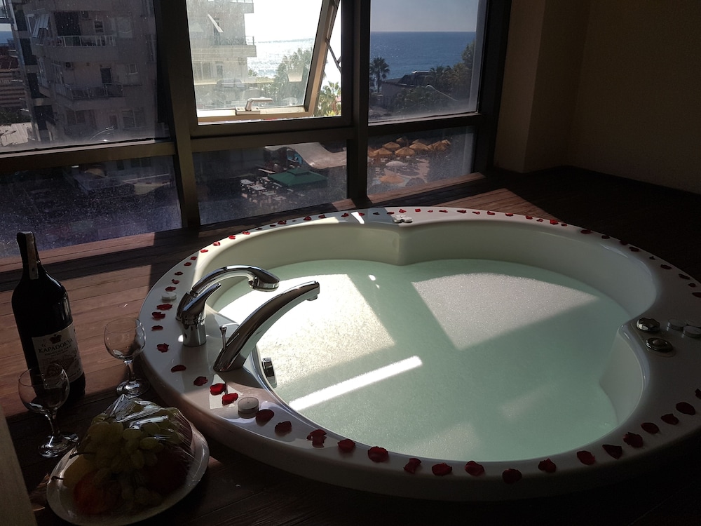 Taç Premier Hotel & Spa — Hotel rooms in Alanya