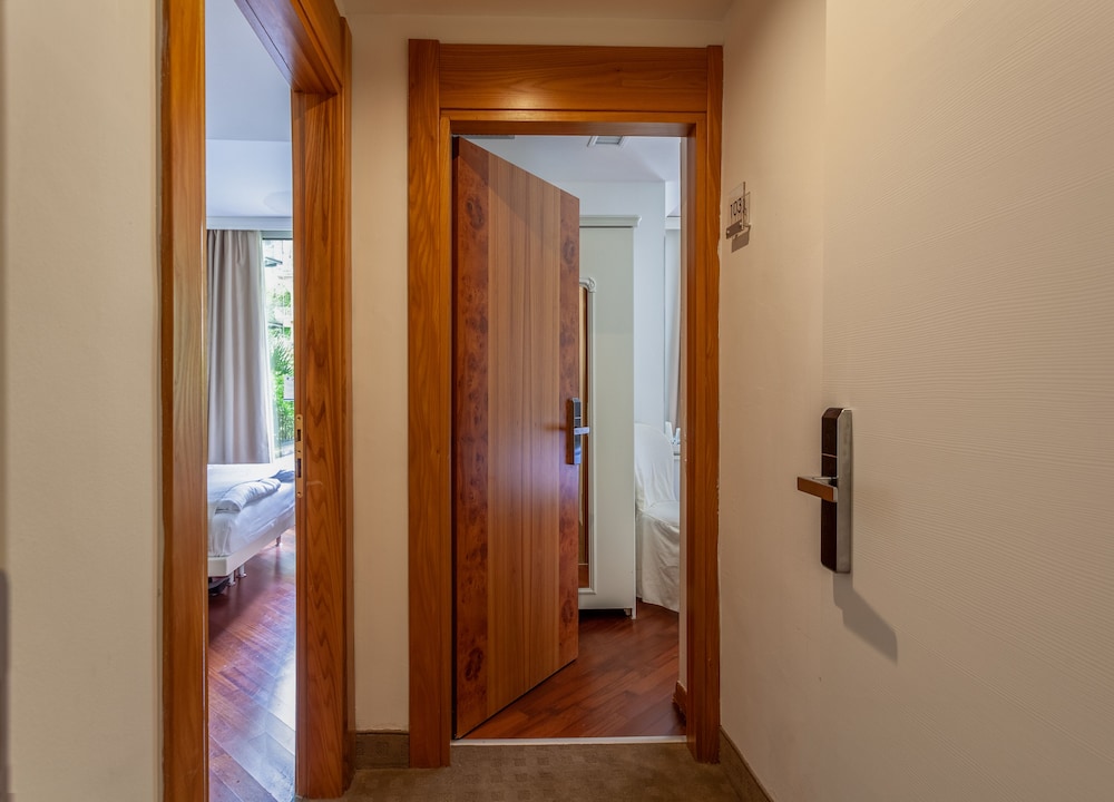 Hotel Continental - Tonelli Hotels — Hotel rooms in Torbole, Trentino-Alto Adige