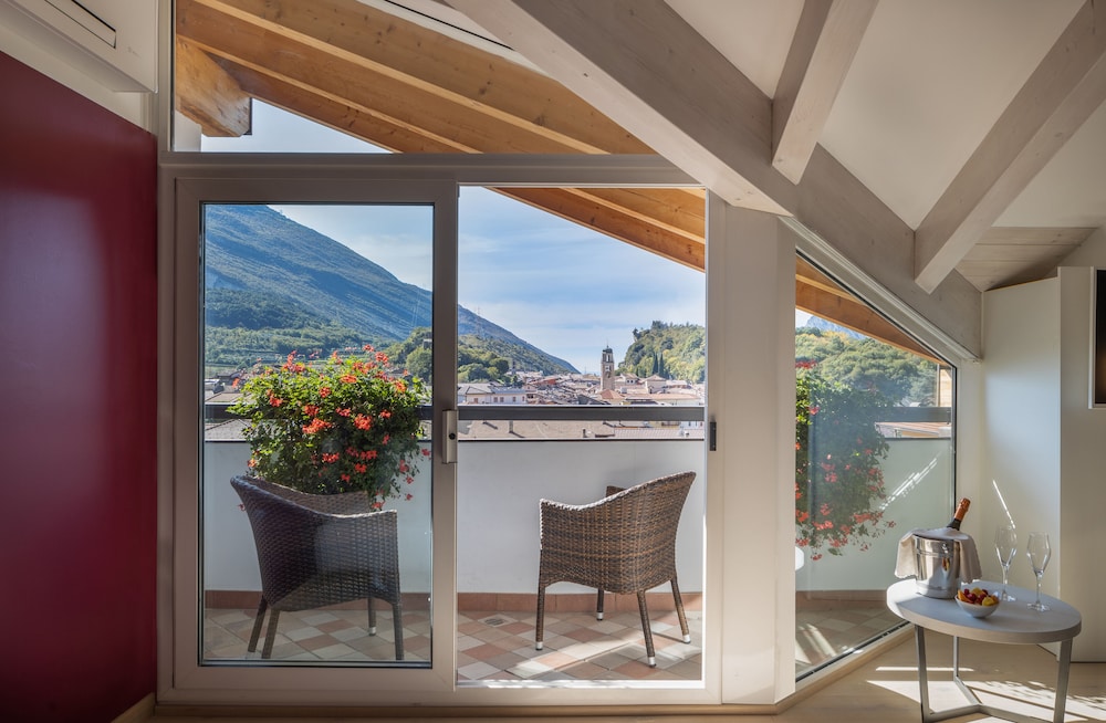 Hotel Continental - Tonelli Hotels — Hotel rooms in Torbole, Trentino-Alto Adige