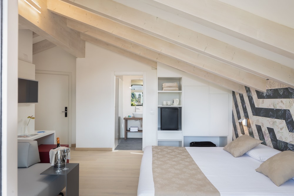 Hotel Continental - Tonelli Hotels — Hotel rooms in Torbole, Trentino-Alto Adige