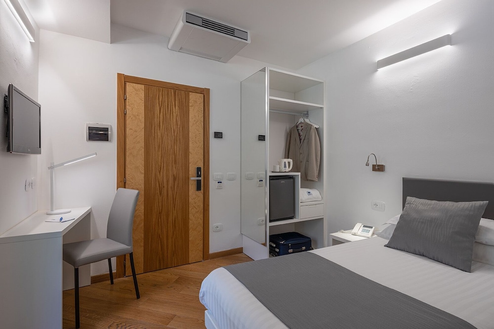 Hotel Continental - Tonelli Hotels — Hotel rooms in Torbole, Trentino-Alto Adige