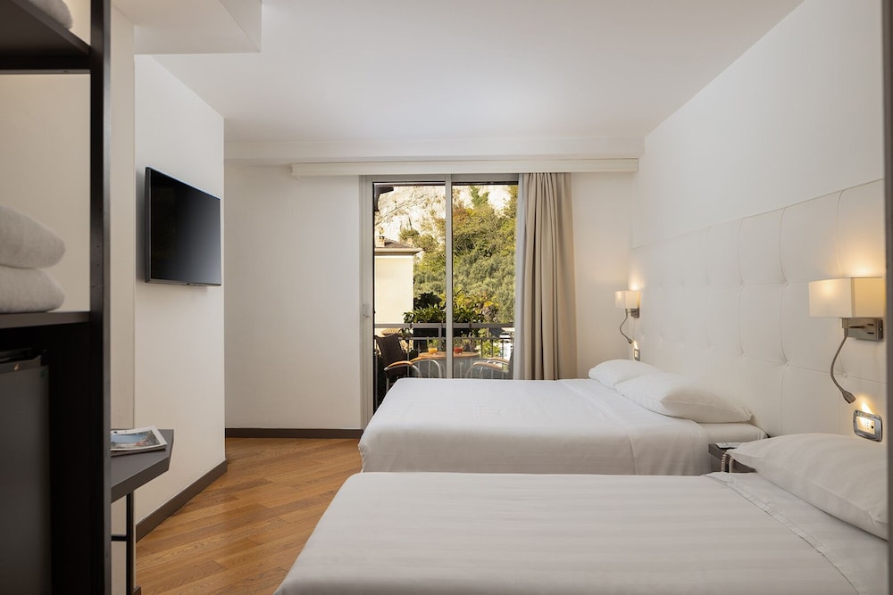 Hotel Continental - Tonelli Hotels — Hotel rooms in Torbole, Trentino-Alto Adige