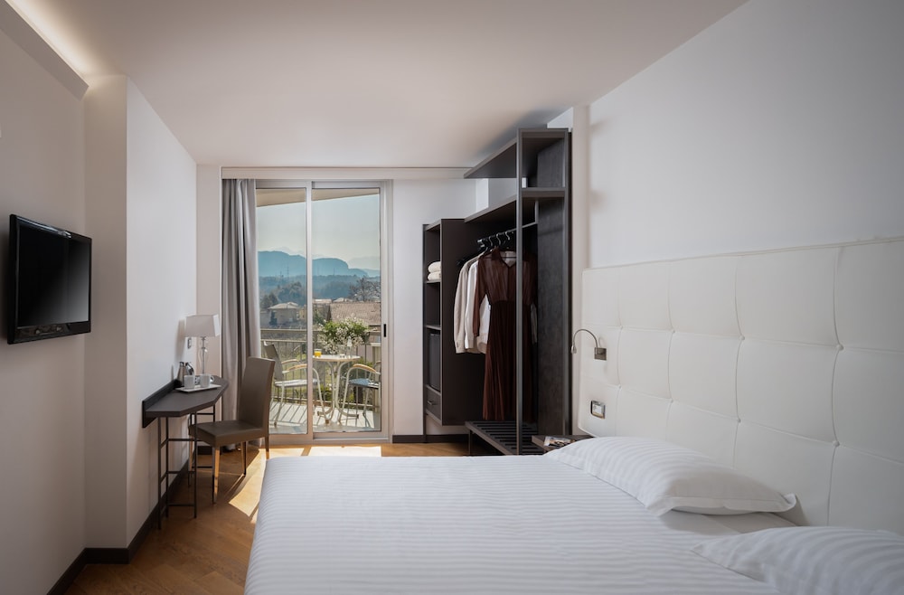 Hotel Continental - Tonelli Hotels — Hotel rooms in Torbole, Trentino-Alto Adige