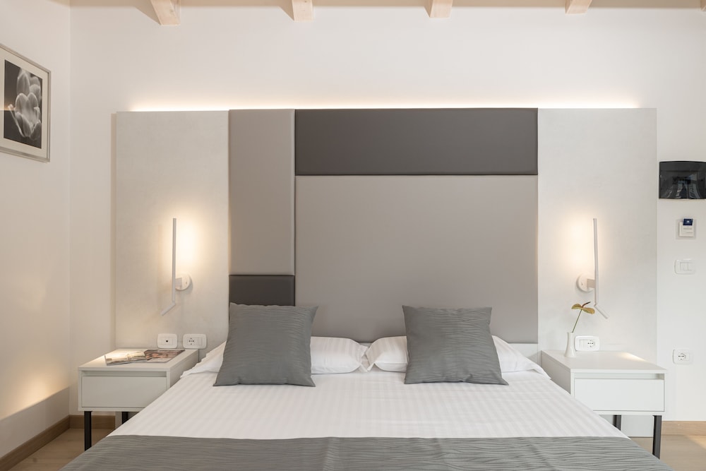 Hotel Continental - Tonelli Hotels — Hotel rooms in Torbole, Trentino-Alto Adige