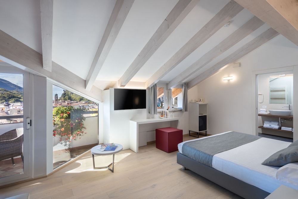 Hotel Continental - Tonelli Hotels — Hotel rooms in Torbole, Trentino-Alto Adige