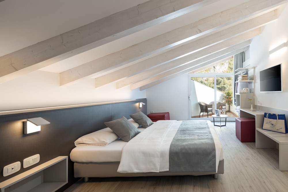 Hotel Continental - Tonelli Hotels — Hotel rooms in Torbole, Trentino-Alto Adige