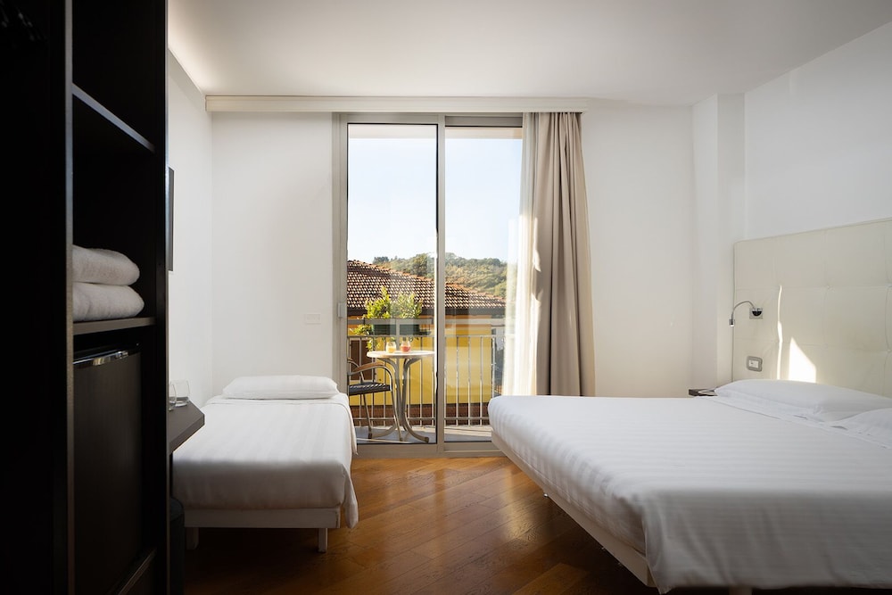 Hotel Continental - Tonelli Hotels — Hotel rooms in Torbole, Trentino-Alto Adige