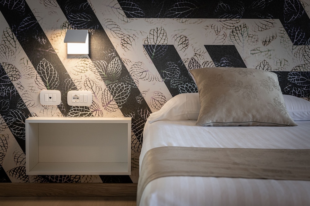 Hotel Continental - Tonelli Hotels — Hotel rooms in Torbole, Trentino-Alto Adige