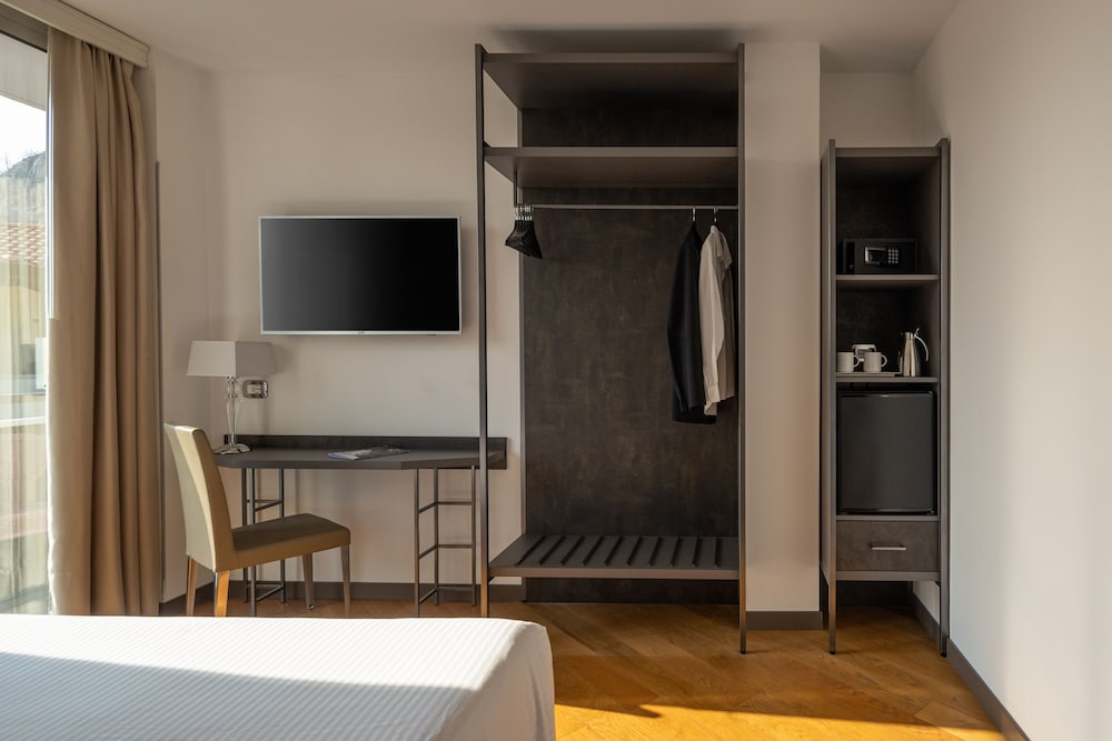 Hotel Continental - Tonelli Hotels — Hotel rooms in Torbole, Trentino-Alto Adige