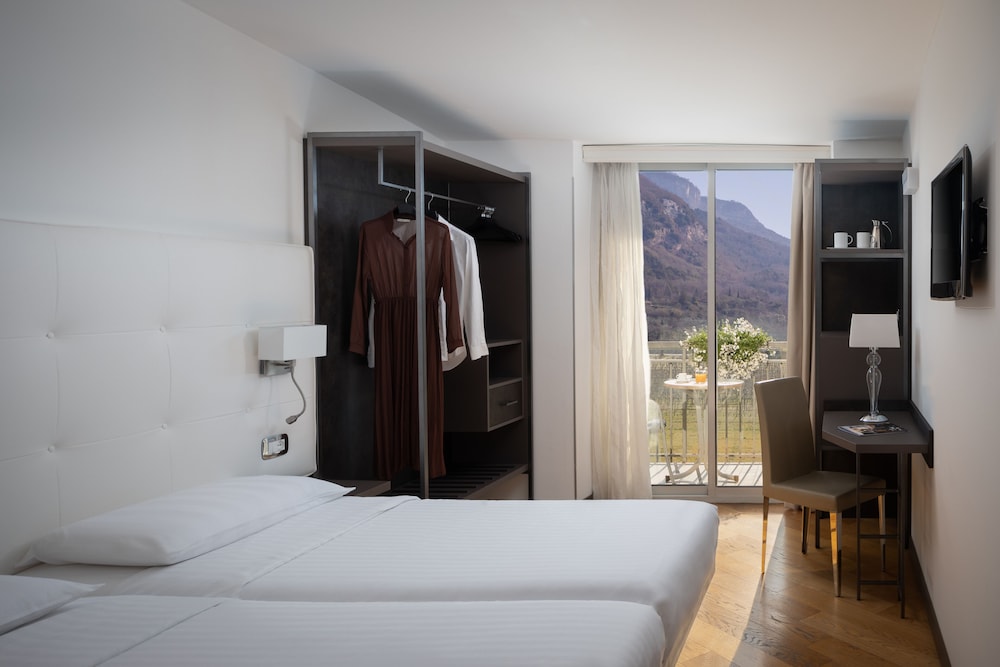 Hotel Continental - Tonelli Hotels — Hotel rooms in Torbole, Trentino-Alto Adige