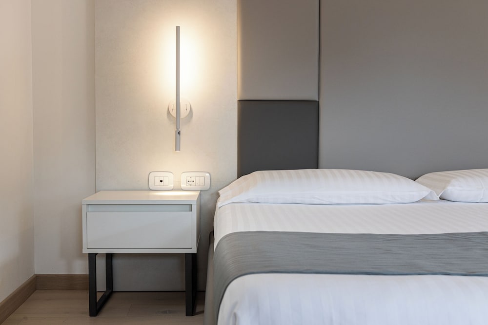 Hotel Continental - Tonelli Hotels — Hotel rooms in Torbole, Trentino-Alto Adige