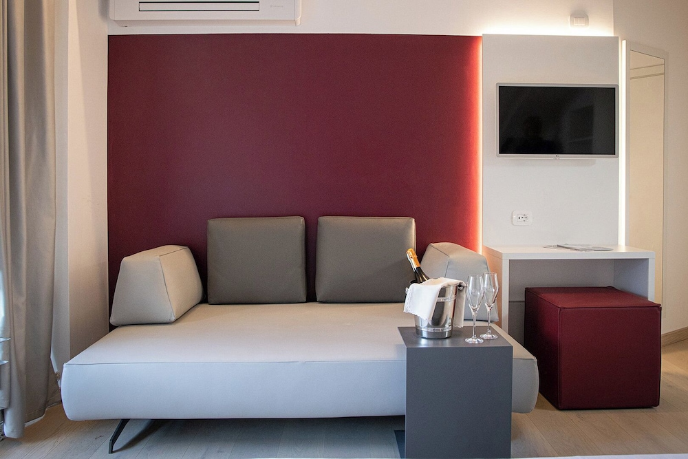 Hotel Continental - Tonelli Hotels — Hotel rooms in Torbole, Trentino-Alto Adige