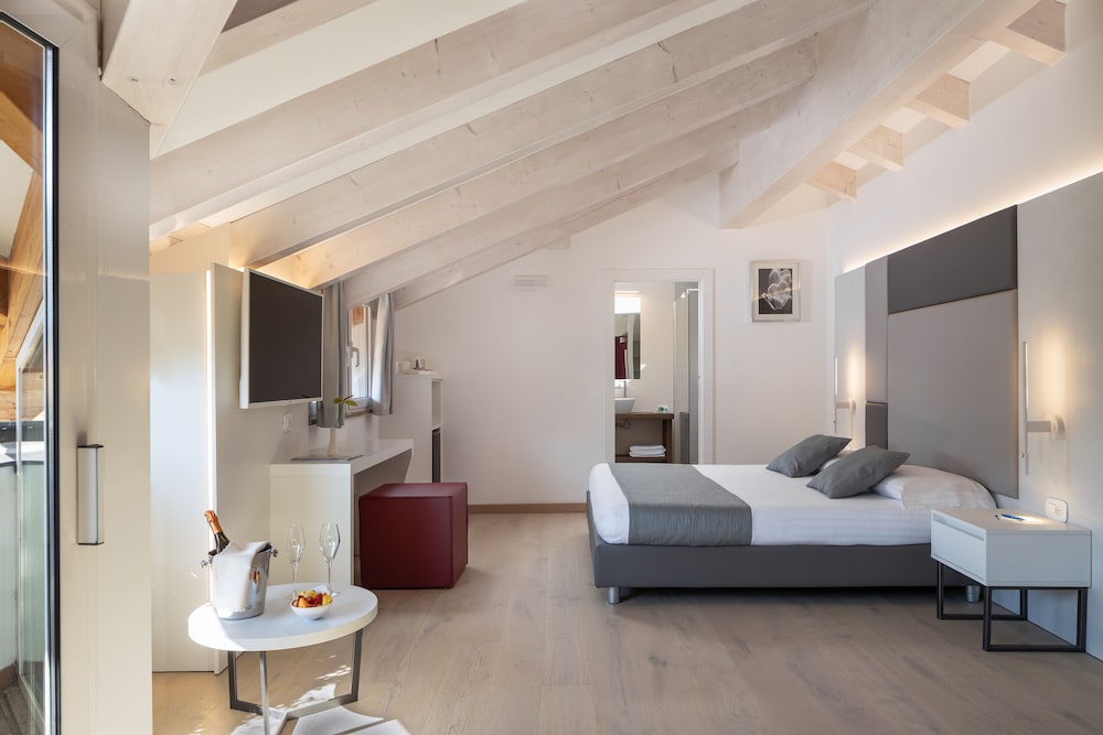 Hotel Continental - Tonelli Hotels — Hotel rooms in Torbole, Trentino-Alto Adige