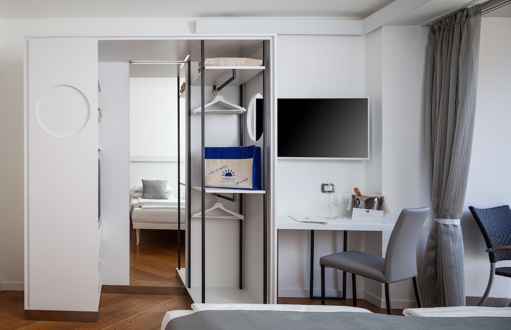 Hotel Continental - Tonelli Hotels — Hotel rooms in Torbole, Trentino-Alto Adige
