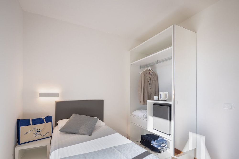 Hotel Continental - Tonelli Hotels — Hotel rooms in Torbole, Trentino-Alto Adige