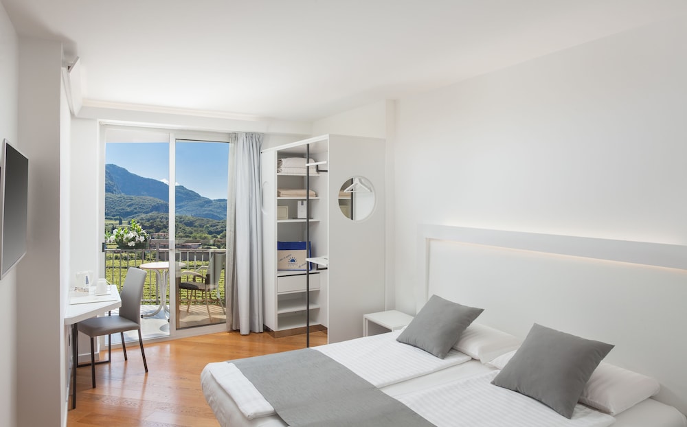 Hotel Continental - Tonelli Hotels — Hotel rooms in Torbole, Trentino-Alto Adige