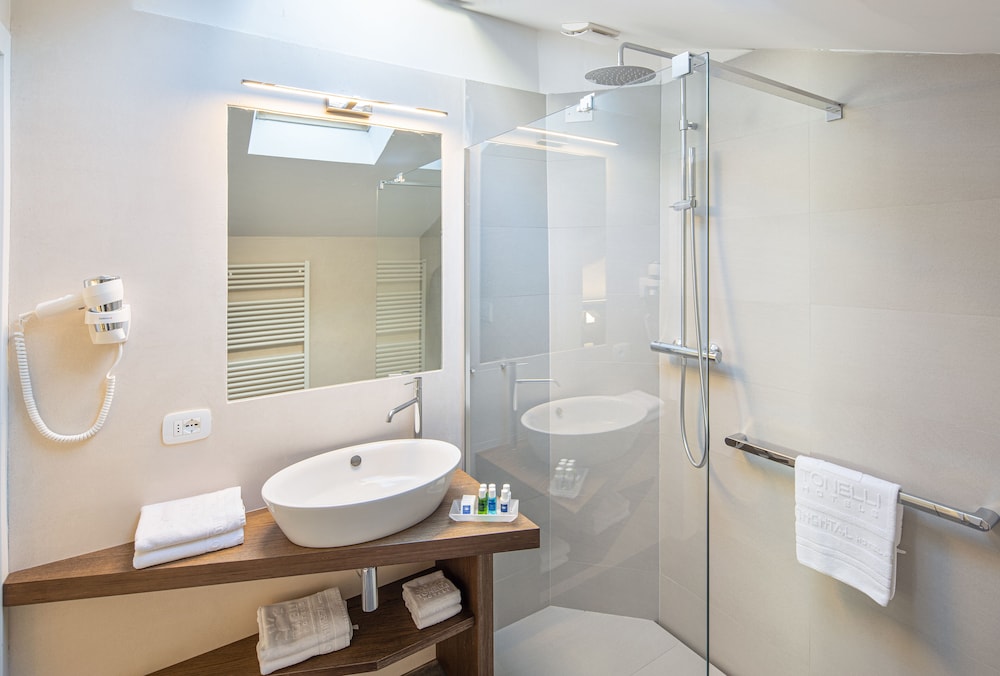 Hotel Continental - Tonelli Hotels — Hotel rooms in Torbole, Trentino-Alto Adige