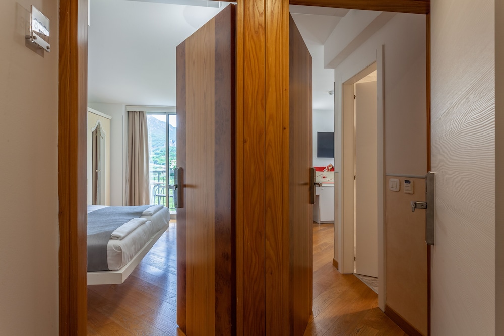 Hotel Continental - Tonelli Hotels — Hotel rooms in Torbole, Trentino-Alto Adige