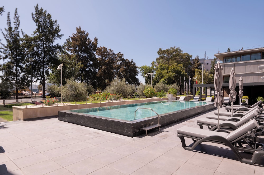 Vila Gale Opera Hotel — Swimming pool in Lisbon, Lisboa