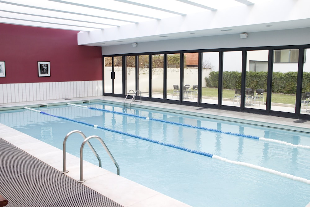 Vila Gale Opera Hotel — Swimming pool in Lisbon, Lisboa