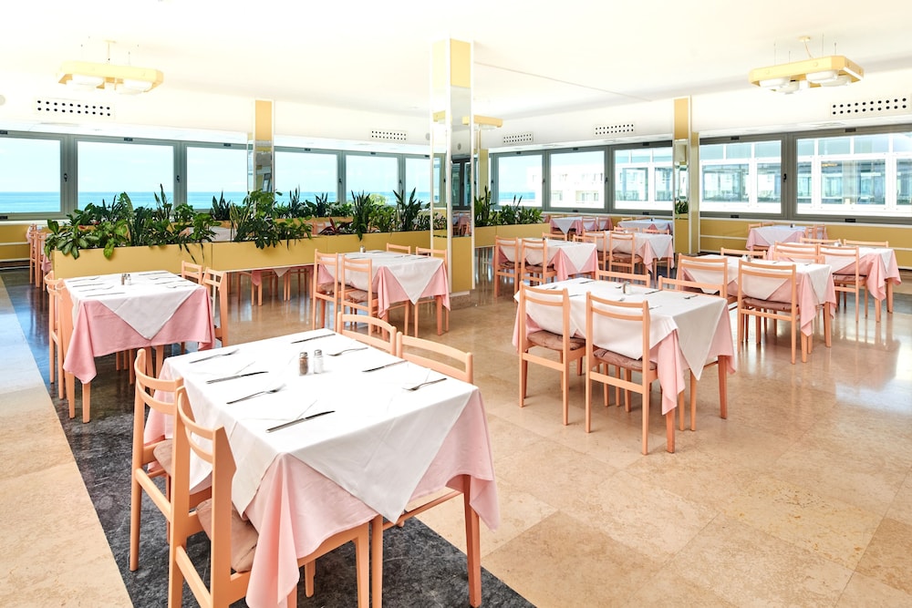 Hotel Delfin Plava Laguna — Restaurant & bars in Poreč, Istria