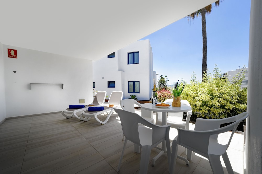 Aqua Suites — Hotel building in Puerto del Carmen, Canary Islands