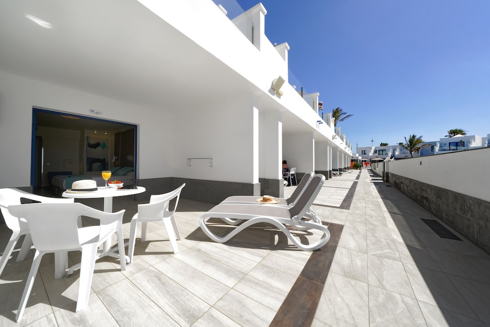 Aqua Suites — Hotel building in Puerto del Carmen, Canary Islands