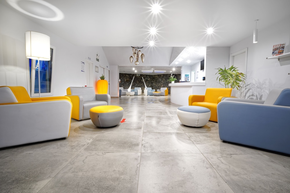Aqua Suites — Hotel building in Puerto del Carmen, Canary Islands