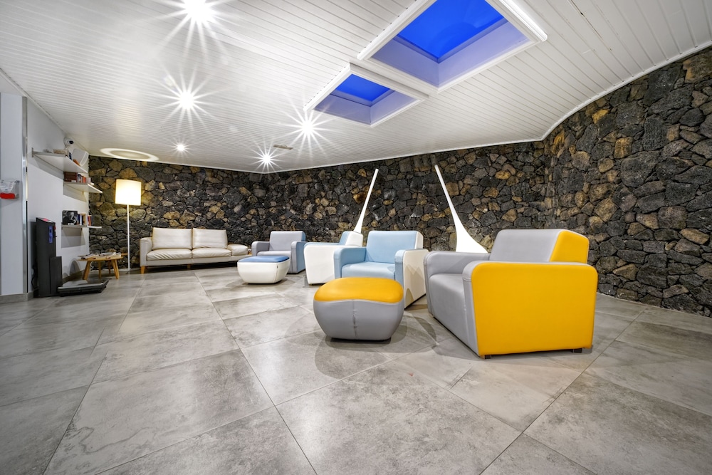 Aqua Suites — Hotel building in Puerto del Carmen, Canary Islands